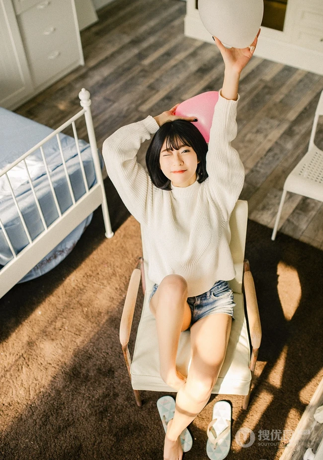 可爱短发可爱女生冬日暖阳居家牛仔短裤写真大图