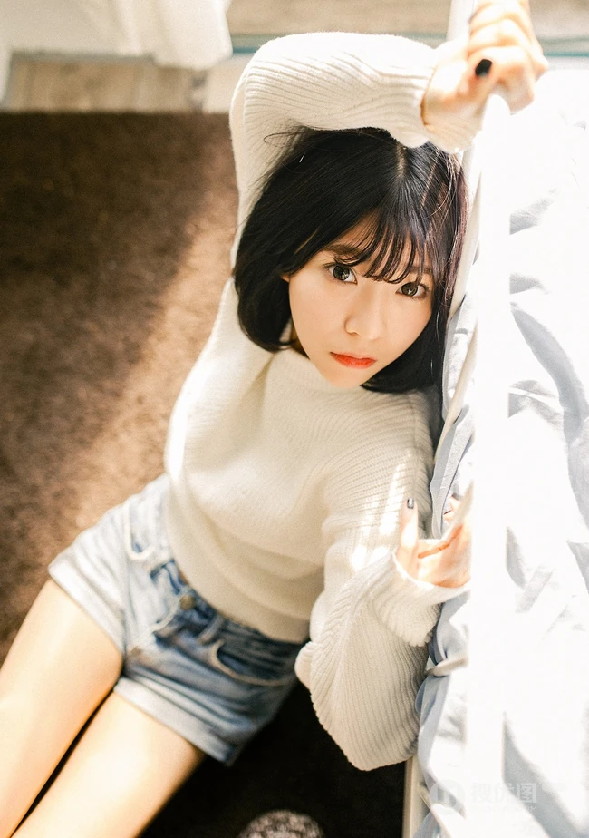可爱短发可爱女生冬日暖阳居家牛仔短裤写真大图