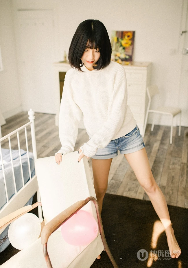 可爱短发可爱女生冬日暖阳居家牛仔短裤写真大图