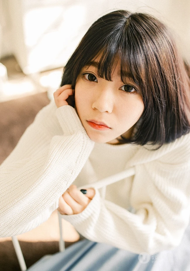 可爱短发可爱女生冬日暖阳居家牛仔短裤写真大图