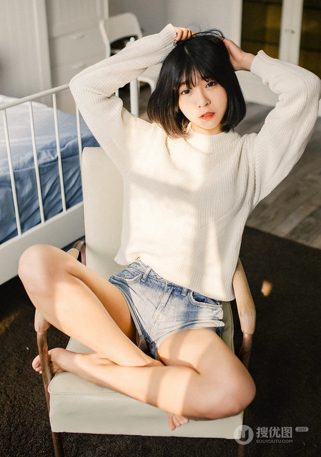 可爱短发可爱女生冬日暖阳居家牛仔短裤写真大图