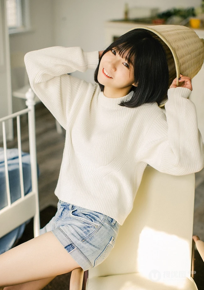 可爱短发可爱女生冬日暖阳居家牛仔短裤写真大图