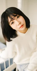 可爱短发可爱女生冬日暖阳居家牛仔短裤写真大图