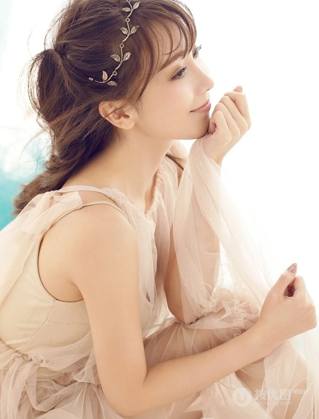 女演员许歌唯美气质图片集-百变造型清爽率性