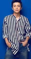 李佳航竖纹衬衫写真大片，蓝底背景帅气十足