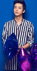 李佳航竖纹衬衫写真大片，蓝底背景帅气十足