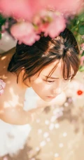 大眼美萌清新蔷薇花少女温暖春意户外写真