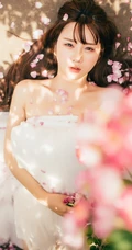 大眼美萌清新蔷薇花少女温暖春意户外写真