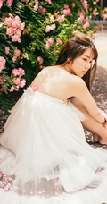 大眼美萌清新蔷薇花少女温暖春意户外写真
