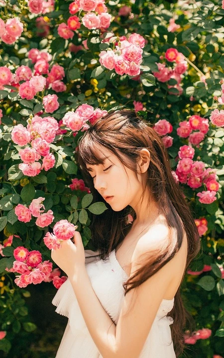 大眼美萌清新蔷薇花少女温暖春意户外写真