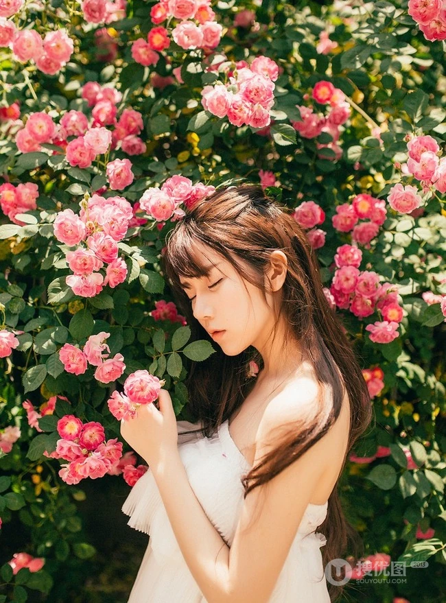 大眼美萌清新蔷薇花少女温暖春意户外写真