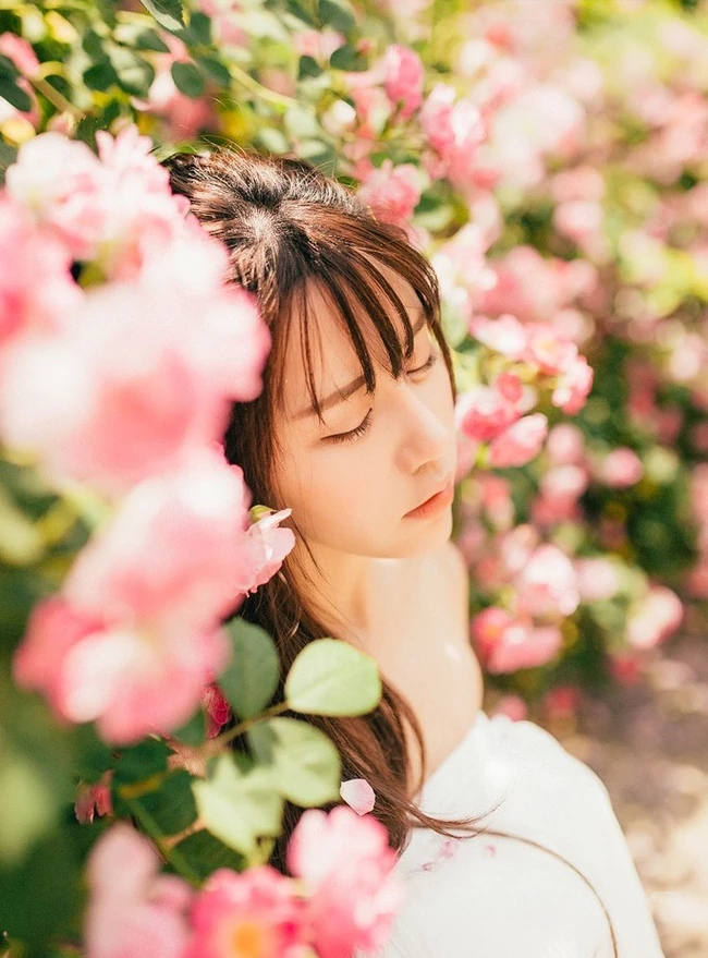 大眼美萌清新蔷薇花少女温暖春意户外写真