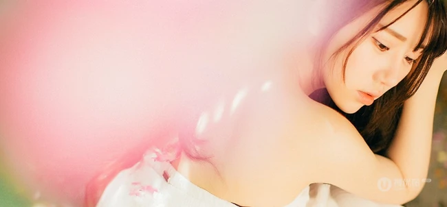 大眼美萌清新蔷薇花少女温暖春意户外写真