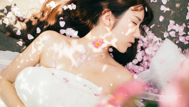 大眼美萌清新蔷薇花少女温暖春意户外写真
