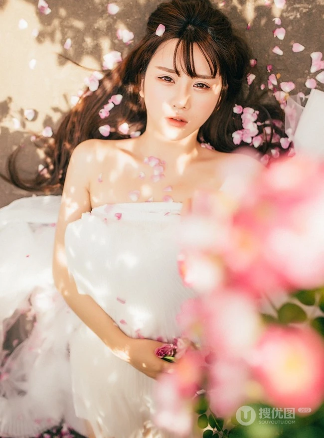 大眼美萌清新蔷薇花少女温暖春意户外写真
