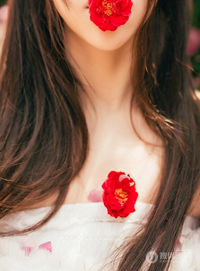 大眼美萌清新蔷薇花少女温暖春意户外写真
