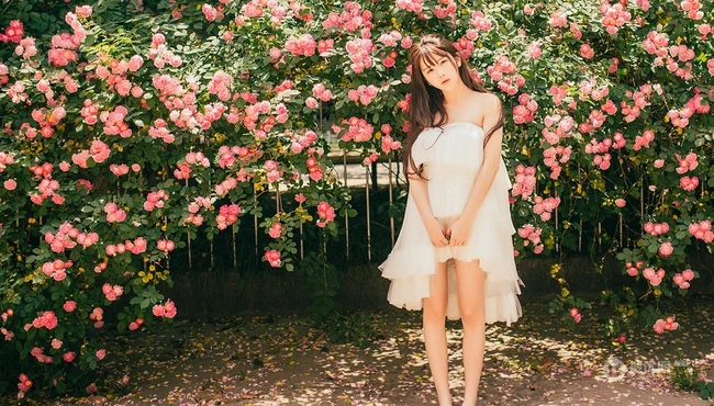 大眼美萌清新蔷薇花少女温暖春意户外写真