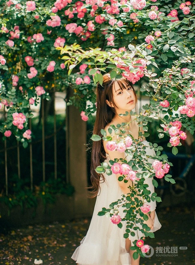 大眼美萌清新蔷薇花少女温暖春意户外写真