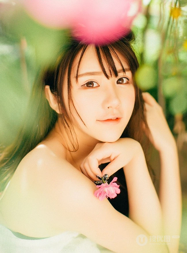 大眼美萌清新蔷薇花少女温暖春意户外写真