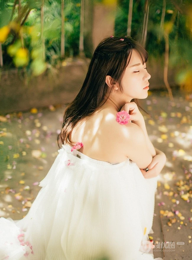 大眼美萌清新蔷薇花少女温暖春意户外写真