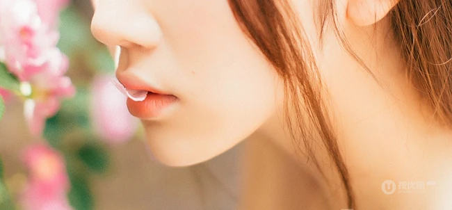 大眼美萌清新蔷薇花少女温暖春意户外写真