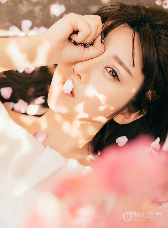 大眼美萌清新蔷薇花少女温暖春意户外写真