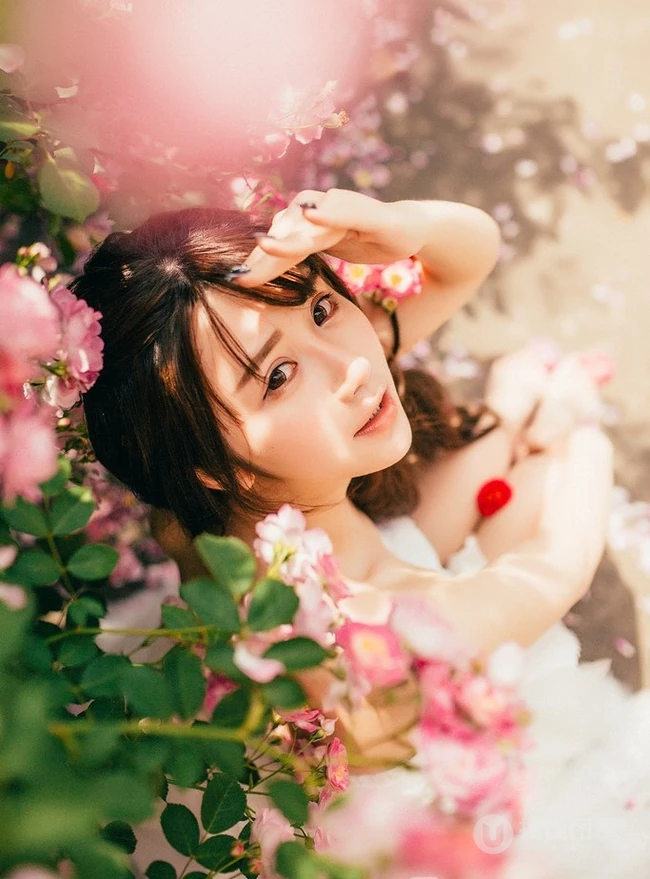 大眼美萌清新蔷薇花少女温暖春意户外写真