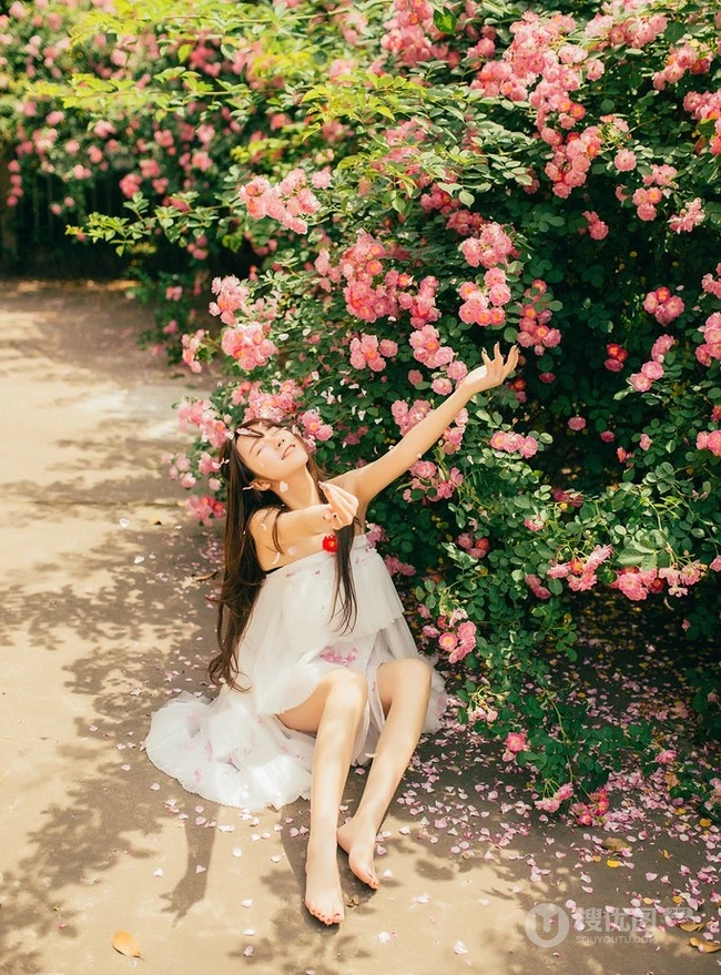 大眼美萌清新蔷薇花少女温暖春意户外写真