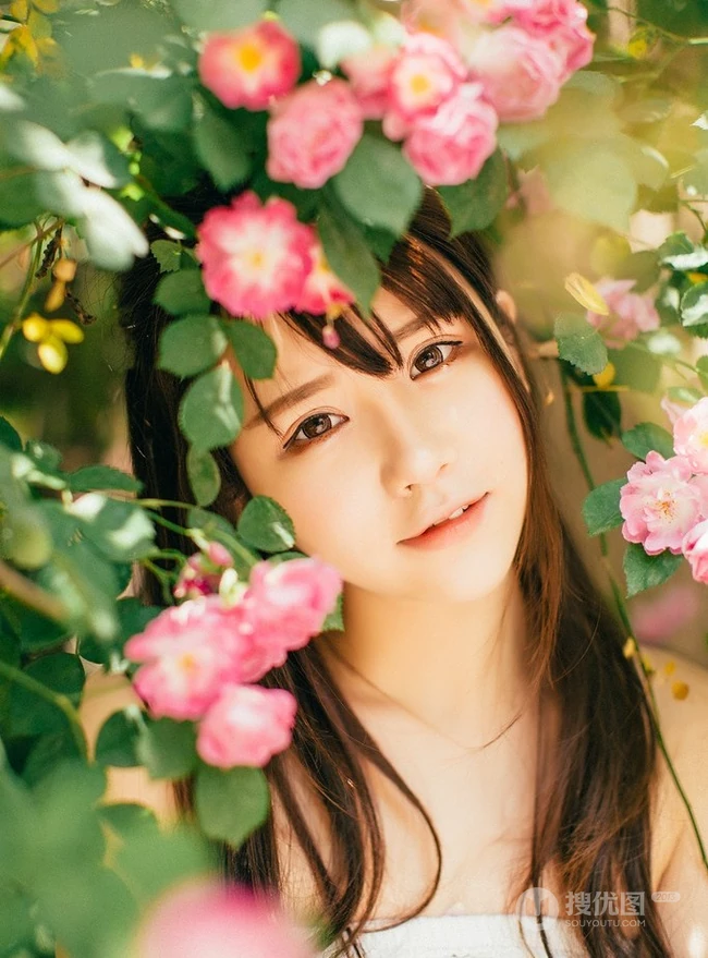 大眼美萌清新蔷薇花少女温暖春意户外写真