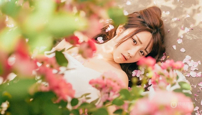 大眼美萌清新蔷薇花少女温暖春意户外写真