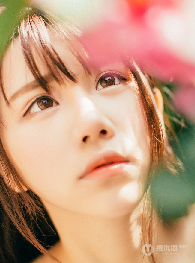 大眼美萌清新蔷薇花少女温暖春意户外写真