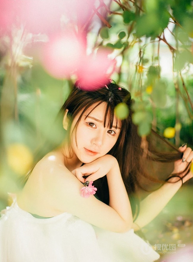 大眼美萌清新蔷薇花少女温暖春意户外写真