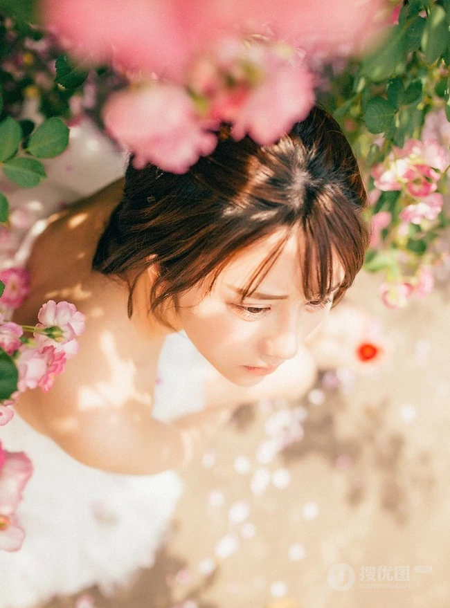 大眼美萌清新蔷薇花少女温暖春意户外写真
