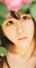 大眼美萌清新蔷薇花少女温暖春意户外写真