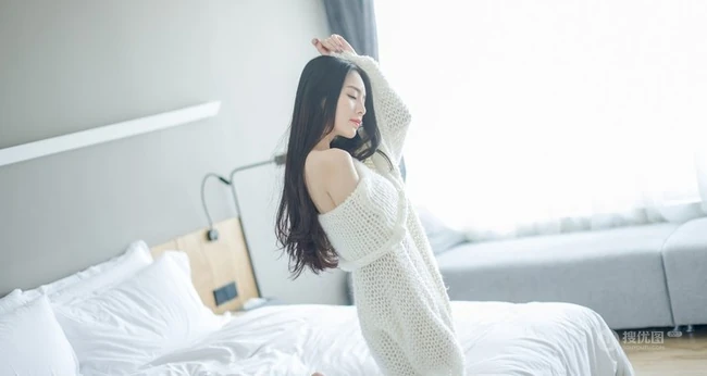 清纯长发可爱女生唯美室内照 时间的旅行滴答滴