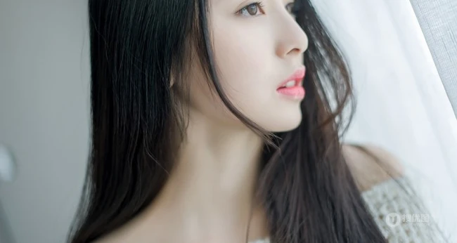清纯长发可爱女生唯美室内照 时间的旅行滴答滴