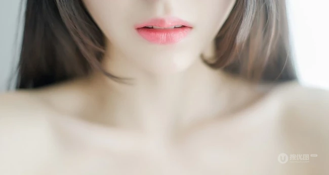 清纯长发可爱女生唯美室内照 时间的旅行滴答滴