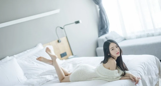 清纯长发可爱女生唯美室内照 时间的旅行滴答滴