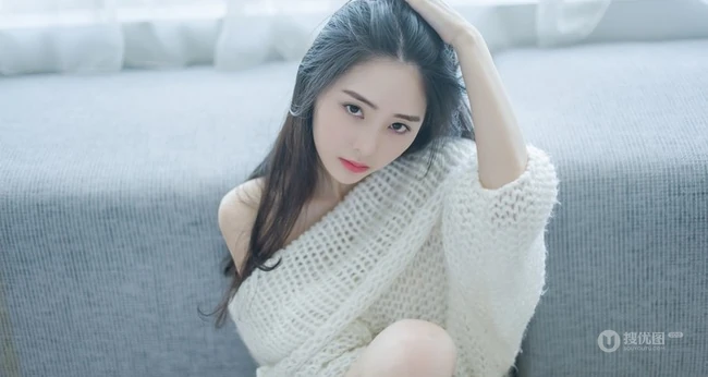 清纯长发可爱女生唯美室内照 时间的旅行滴答滴