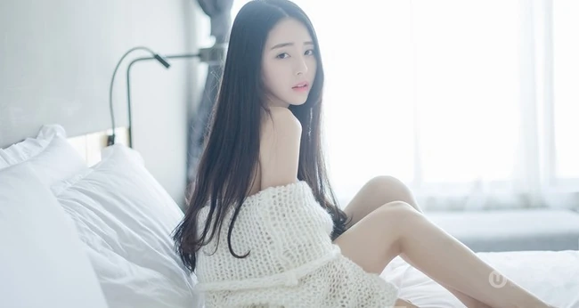 清纯长发可爱女生唯美室内照 时间的旅行滴答滴