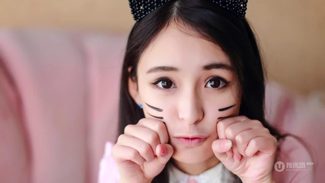 喵喵喵，可爱萌萌哒少女扮猫室内日记