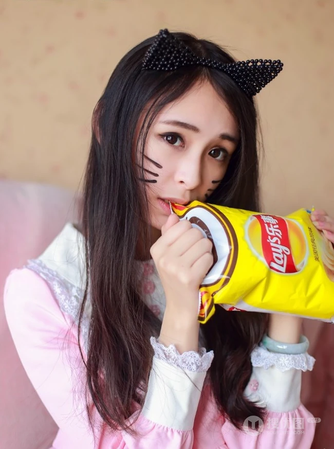 喵喵喵，可爱萌萌哒少女扮猫室内日记