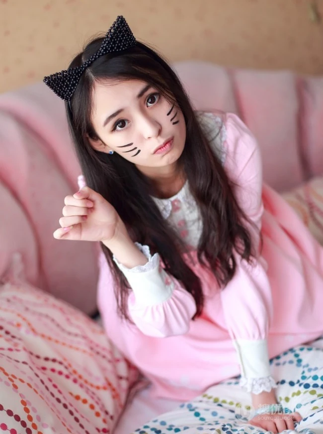 喵喵喵，可爱萌萌哒少女扮猫室内日记