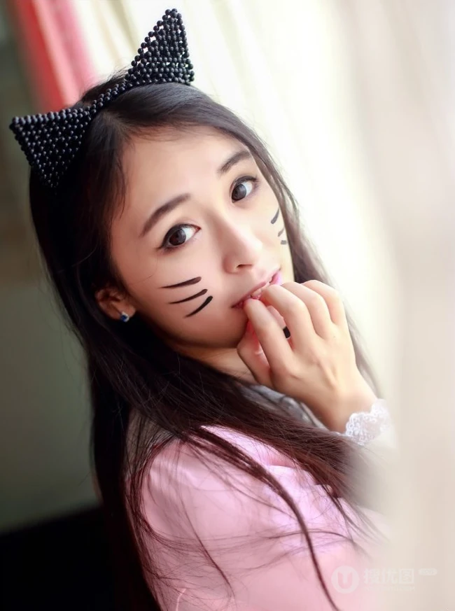 喵喵喵，可爱萌萌哒少女扮猫室内日记