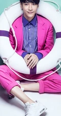 小帅哥罗云熙清新玫粉小西装活力写真