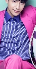 小帅哥罗云熙清新玫粉小西装活力写真