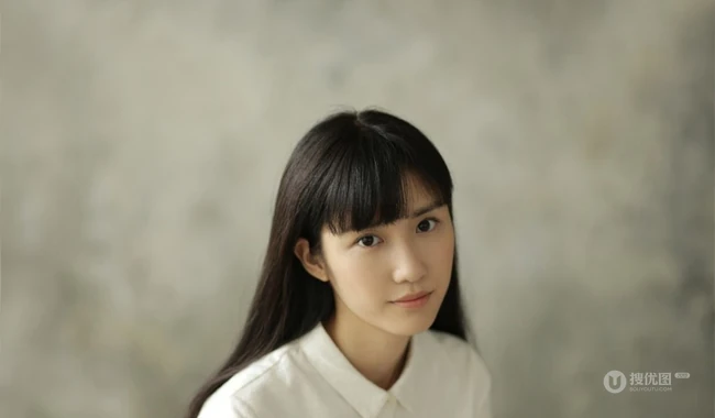 清新萌妹米咪写真美图，简约衬衣清淡素雅