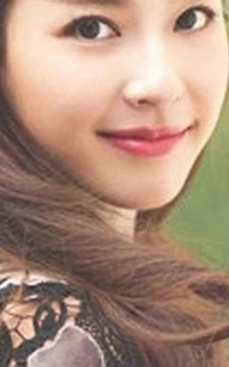 清纯女星吴佳尼街头写真曝光，清新唯美俏皮可爱