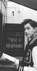 李宏毅质感黑白写真图片，身处老式院落童心满满