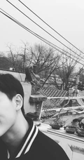 李宏毅质感黑白写真图片，身处老式院落童心满满